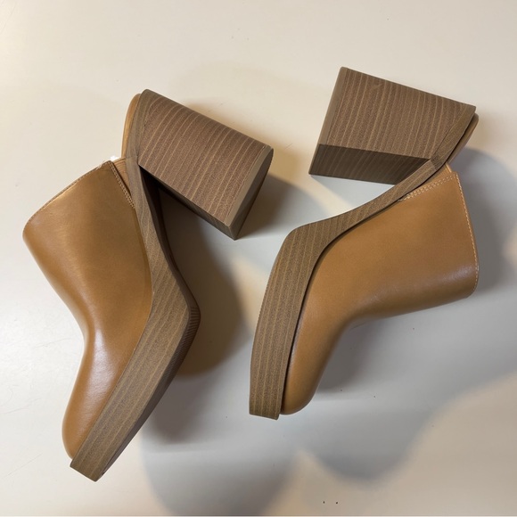 Universal Thread Tan Mules - Picture 4 of 13